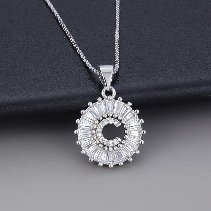 Collier en or blanc avec initiale "Z" et zirconiums