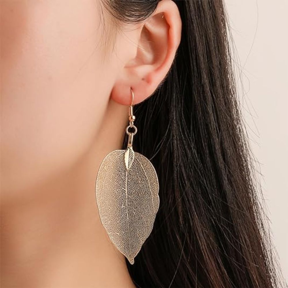 PAIRE DE BOUCLES D'OREILLES EN FEUILLE D'OR