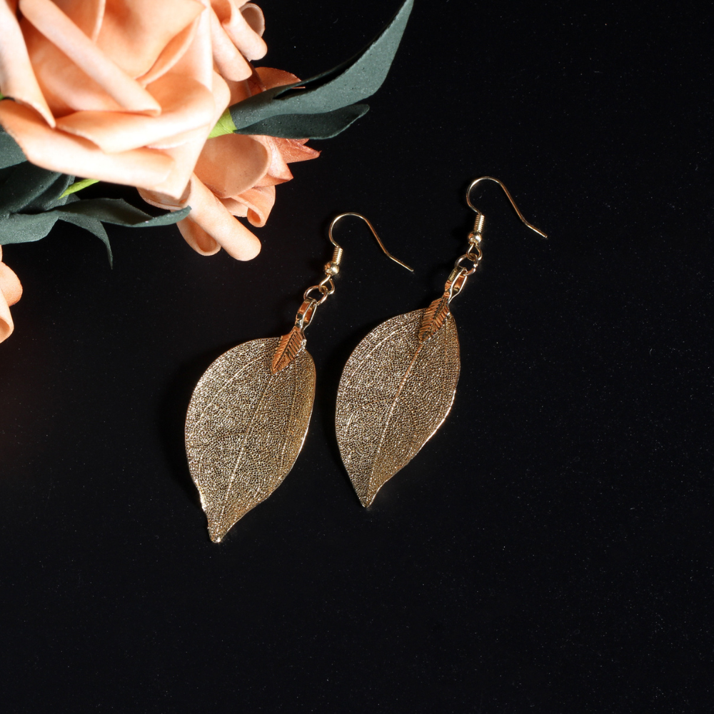 PAIRE DE BOUCLES D'OREILLES EN FEUILLE D'OR