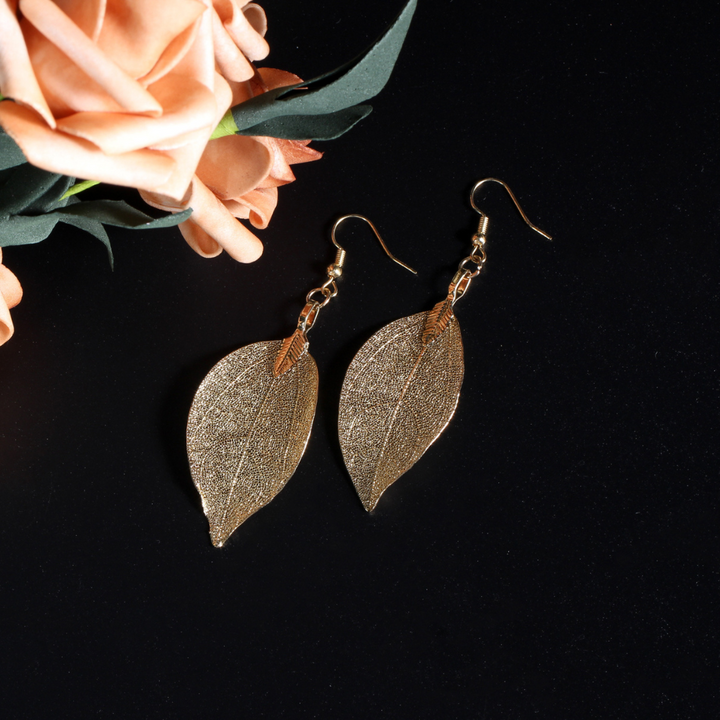 PAIRE DE BOUCLES D'OREILLES EN FEUILLE D'OR