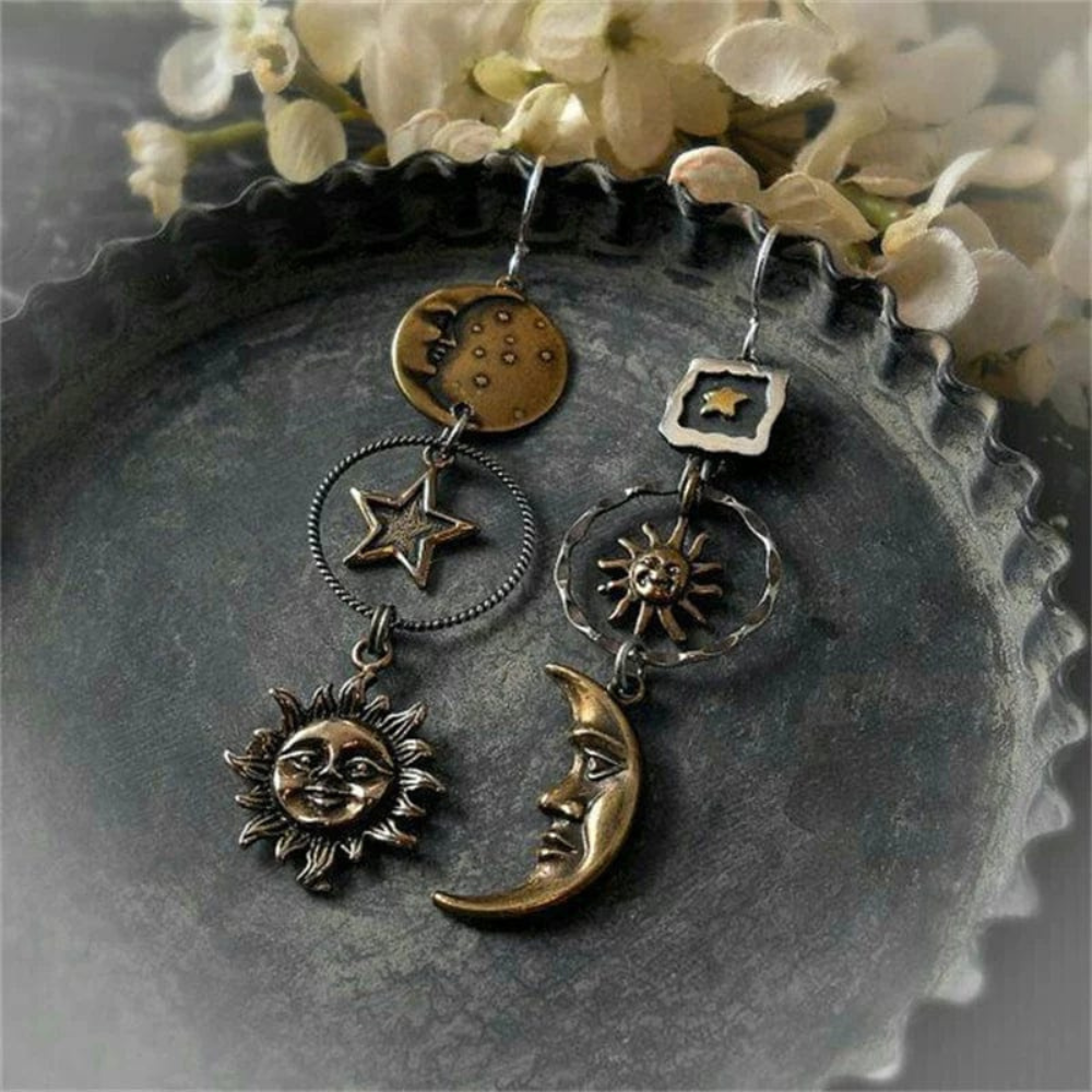 PAIRE DE BOUCLES D'OREILLES SOLEIL ET LUNE
