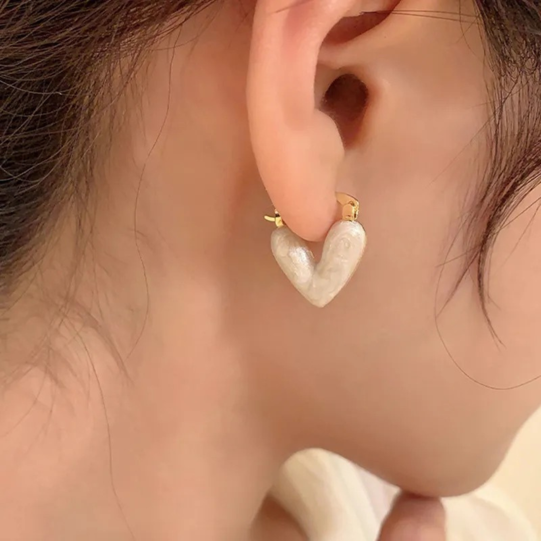 PAIRE DE BOUCLES D'OREILLES EN PERLE BLANCHE EN FORME DE CŒUR