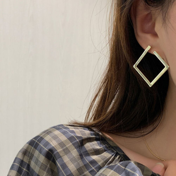 PAIRE DE BOUCLES D'OREILLES EN CERCLE CARRE