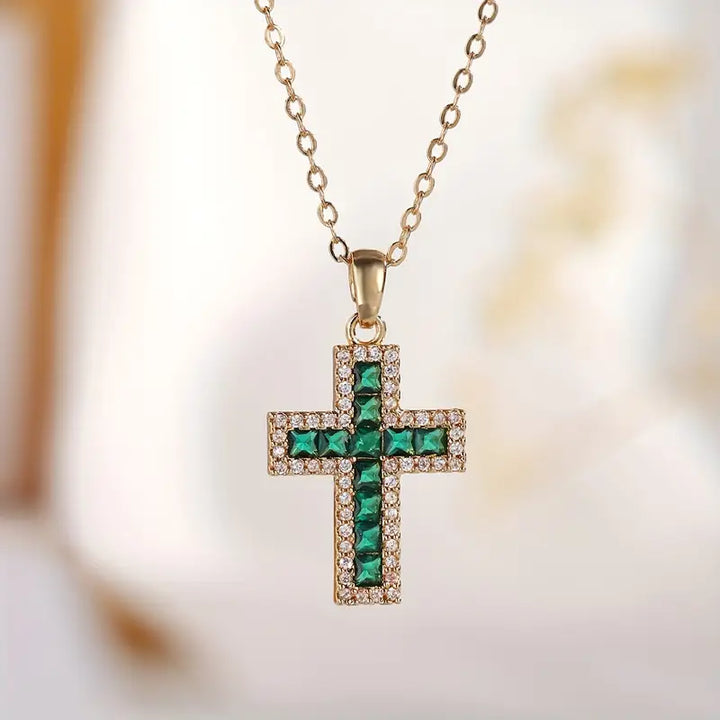 Pendentif Croix Émeraude Solene sur Chaîne en Or