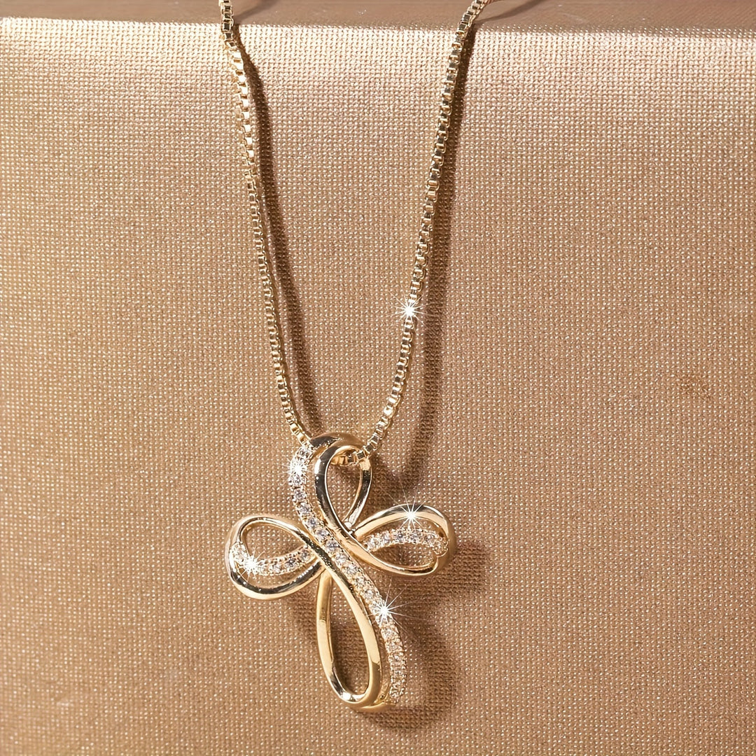 Collier en or blanc avec pendentif en croix entrelacée