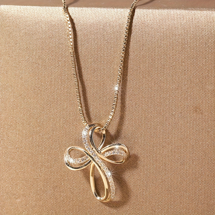 Collier en or blanc avec pendentif en croix entrelacée