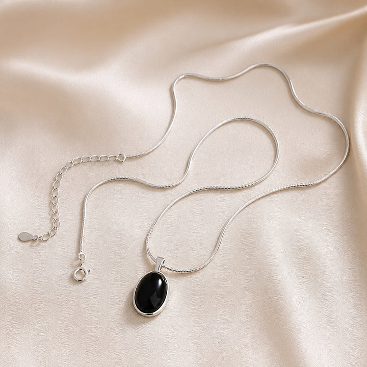 Collier ovale raffiné en or blanc