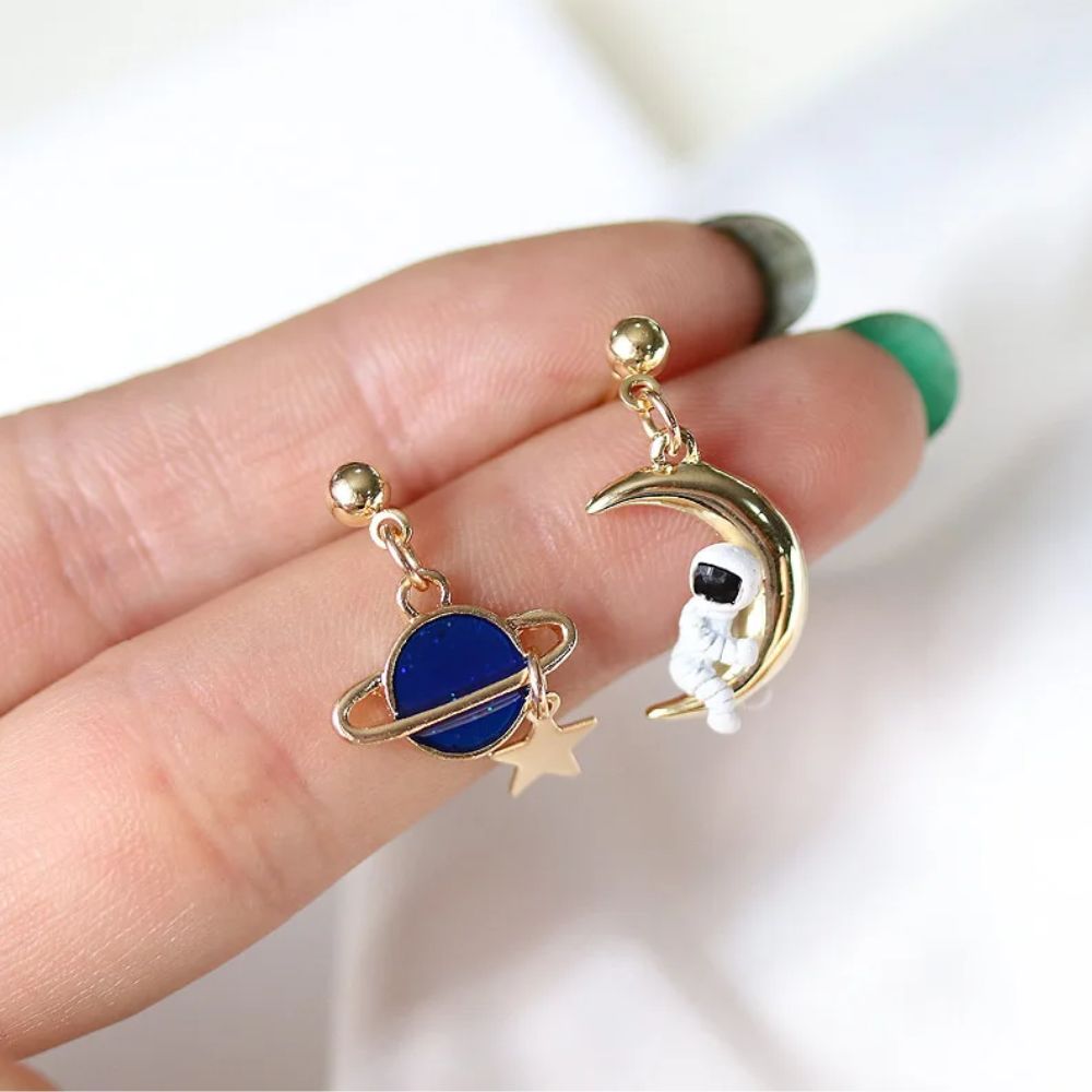 BOUCLES D'OREILLES ASTRONAUTE ET PLANÈTE (ENSEMBLE)