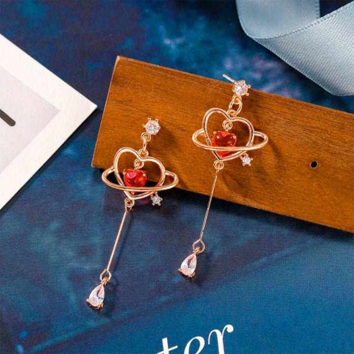 PAIRE DE BOUCLES D'OREILLES EN FIL ROUGE EN FORME DE CŒUR