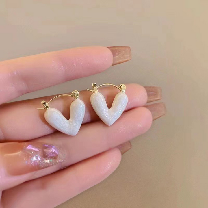 PAIRE DE BOUCLES D'OREILLES EN PERLE BLANCHE EN FORME DE CŒUR