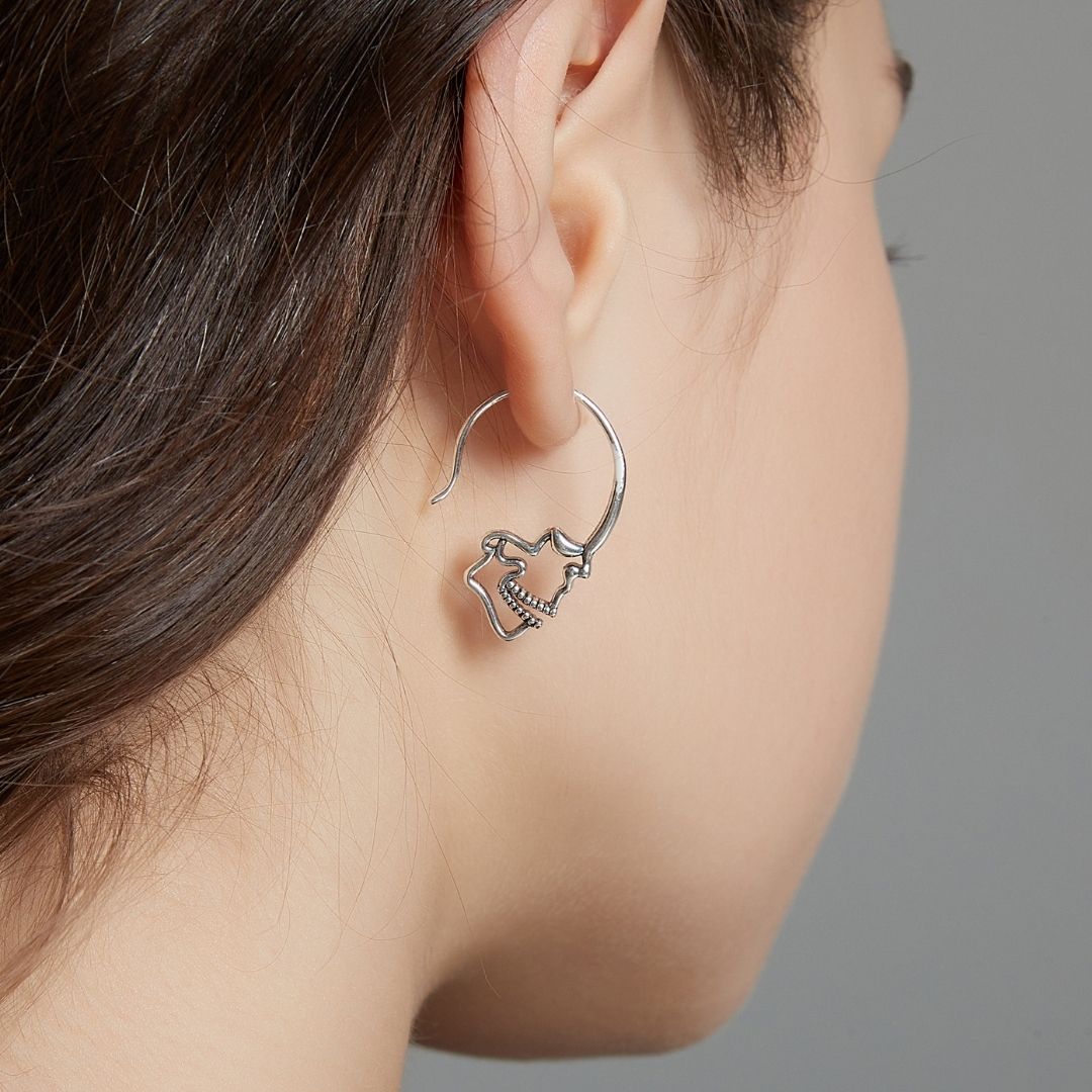 PAIRE DE BOUCLES D'OREILLES EN ARGENT EN FORME DE CRÂNE
