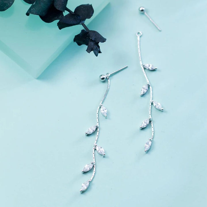 PAIRE DE BOUCLES D'OREILLES PENDANTES EN FORME DE FEUILLES
