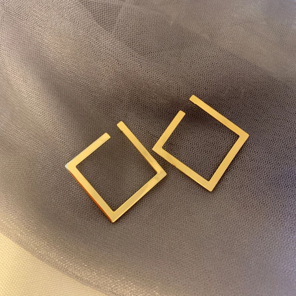 PAIRE DE BOUCLES D'OREILLES EN CERCLE CARRE