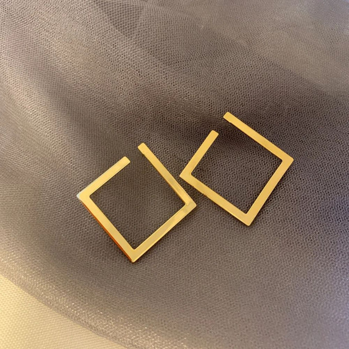 PAIRE DE BOUCLES D'OREILLES EN CERCLE CARRE