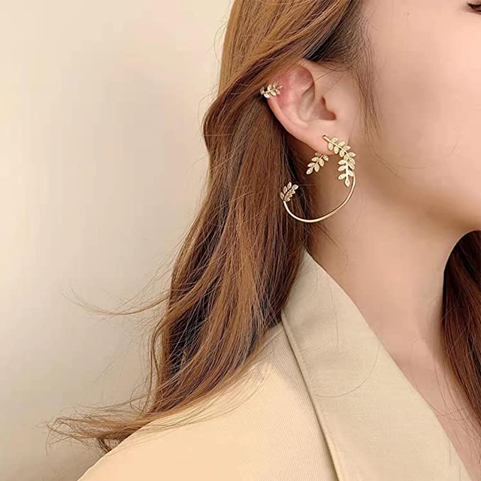 PAIRE DE BOUCLES D'OREILLES EN FORME DE FEUILLE