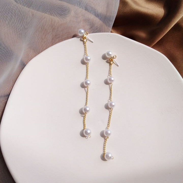 PAIRE DE BOUCLES D'OREILLES AVEC PERLES PENDANTES