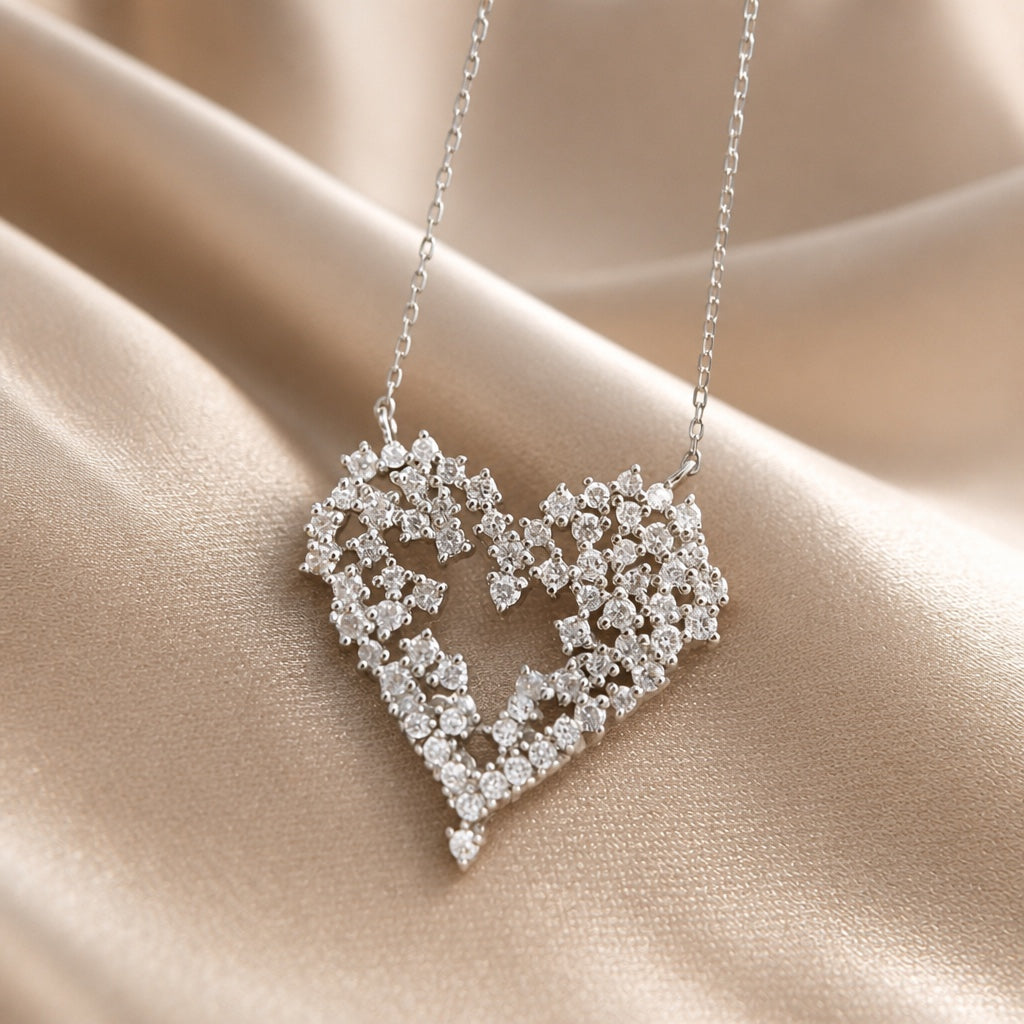 Collier avec pendentif en or blanc et cœur en zirconium