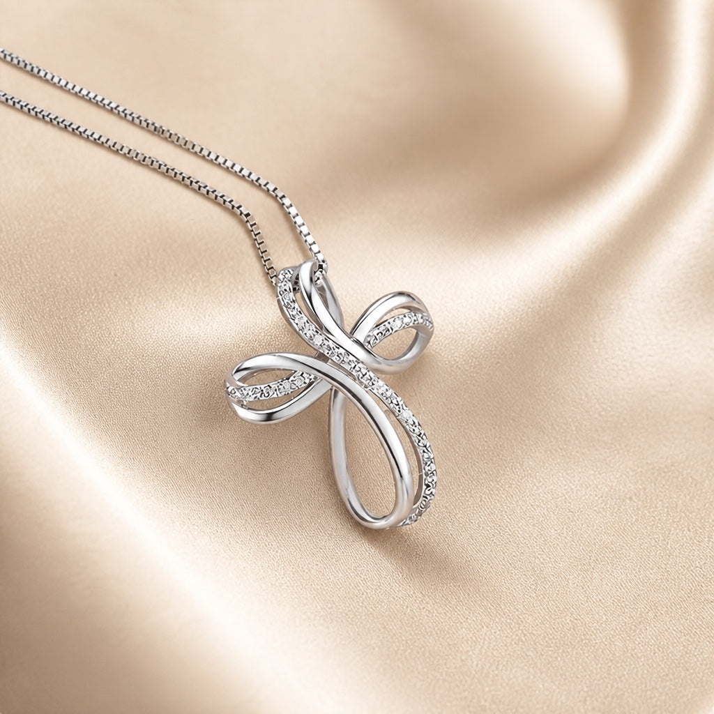 Collier en or blanc avec pendentif en croix entrelacée