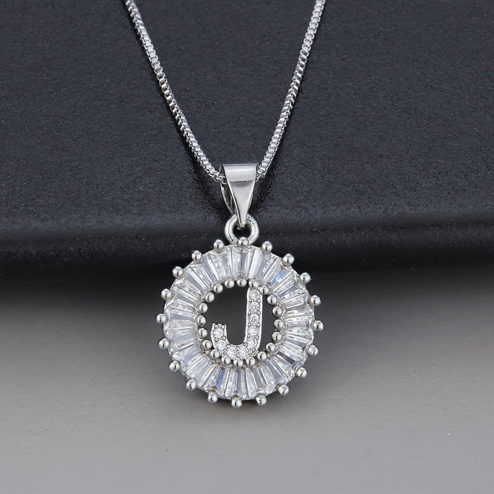 Collier en or blanc avec initiale "Z" et zirconiums