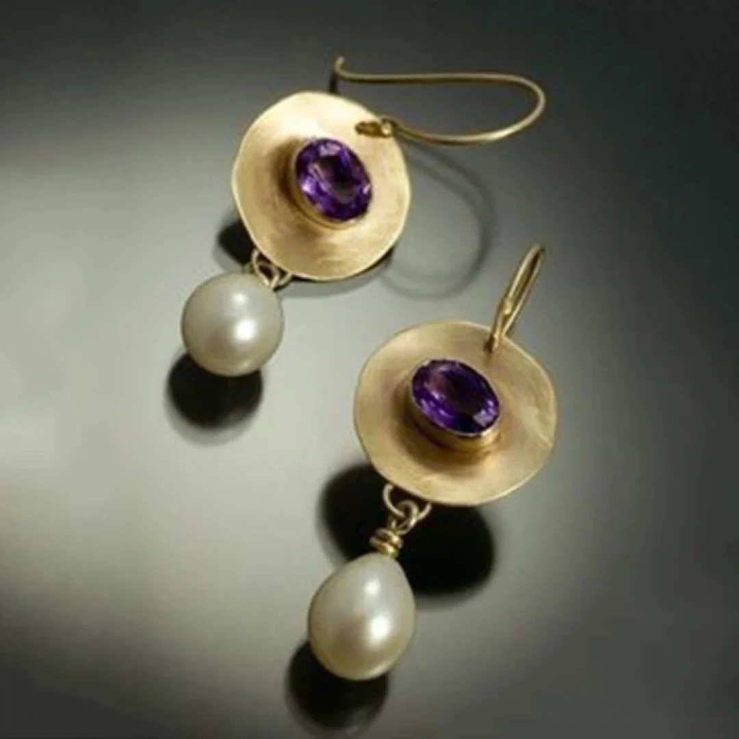Boucles d'oreilles dorées avec zirconia violet et perle