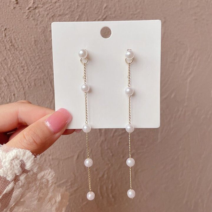 PAIRE DE BOUCLES D'OREILLES AVEC PERLES PENDANTES