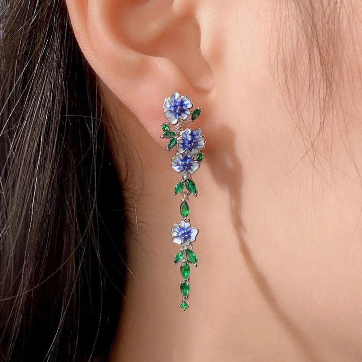 PAIRE DE BOUCLES D'OREILLES EN CHAÎNE AVEC FLEUR BLEUE