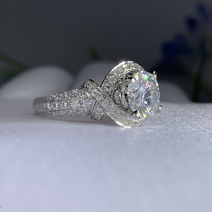 Bague en Or Blanc avec Moissanite et Bandeau Divisé