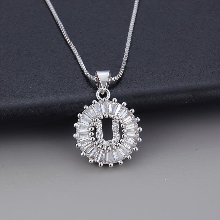 Collier en or blanc avec initiale "Z" et zirconiums