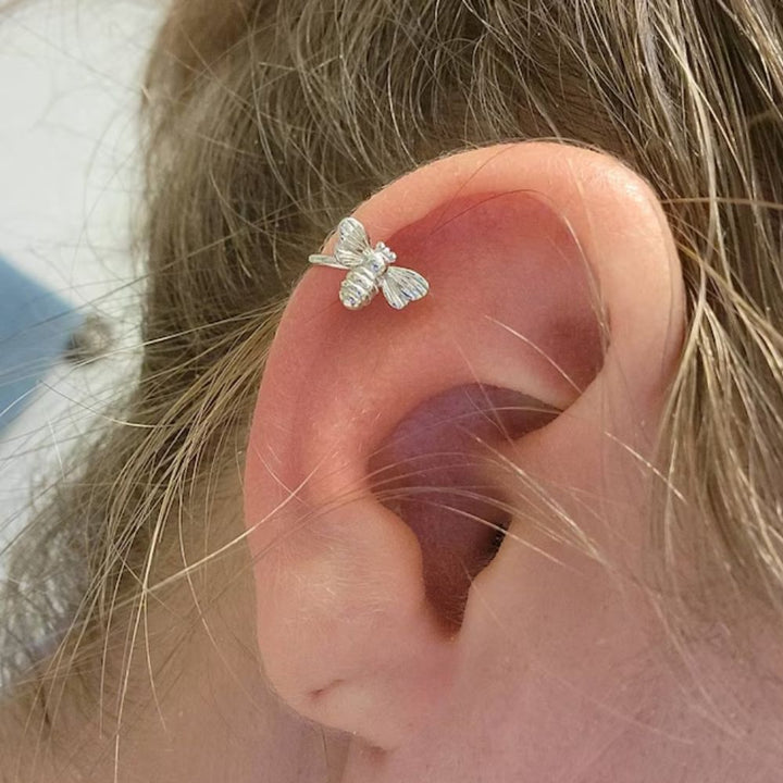 PAIRE DE MANCHETTES D'OREILLES EN FORME D'ABEILLE