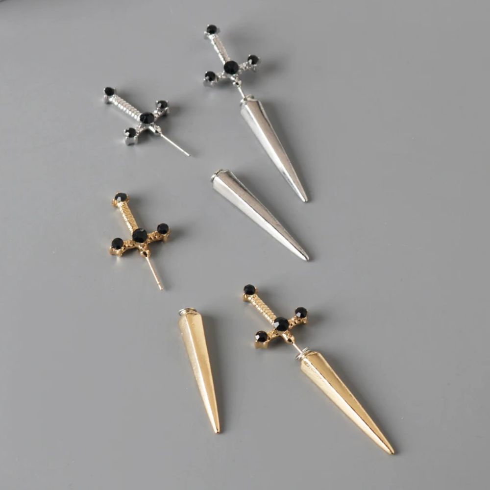 PAIRE DE BOUCLES D'OREILLES GOTHIQUES EN FORME D'ÉPÉE