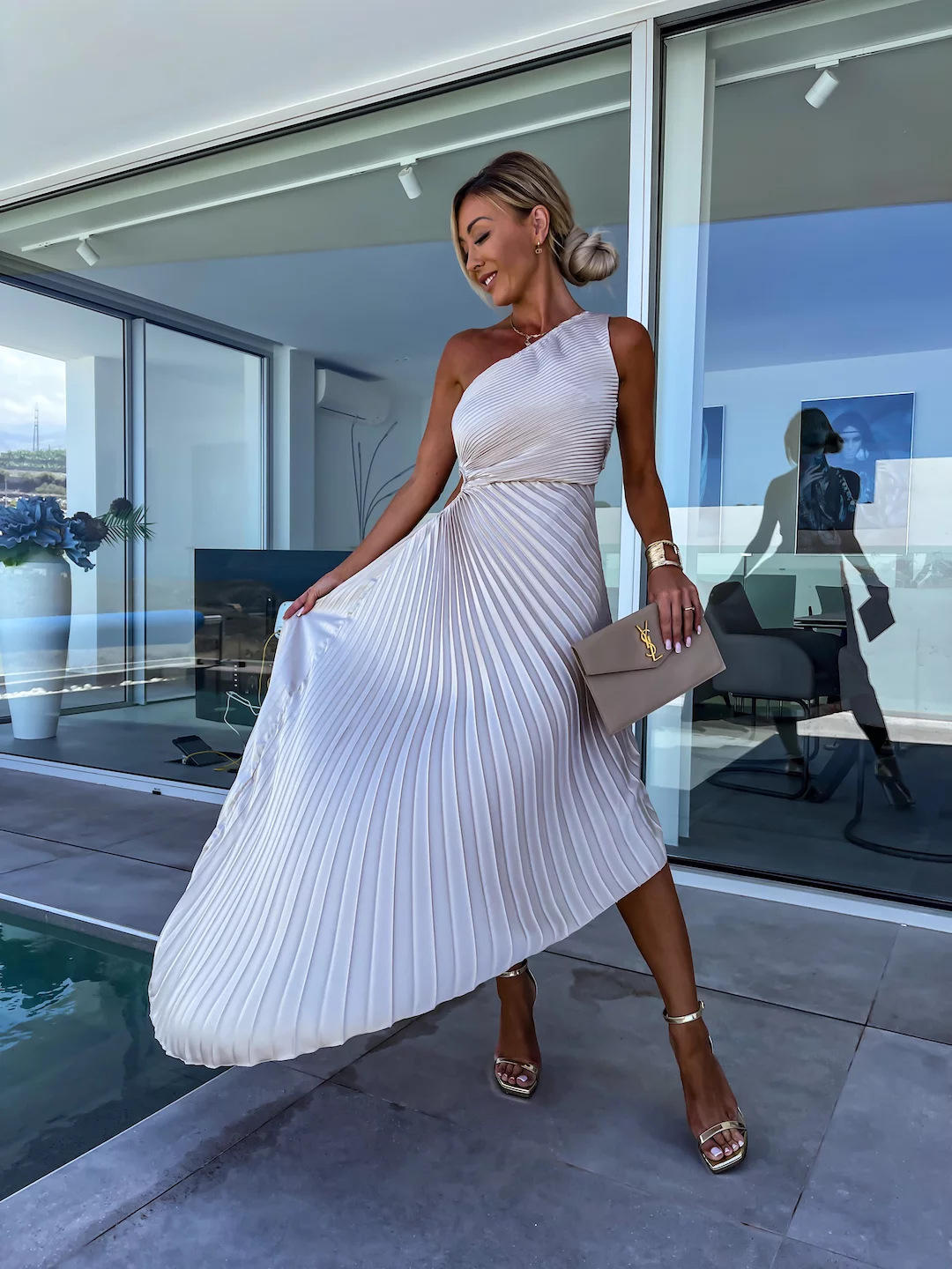 ELLA | Robe midi avec plis et une épaule
