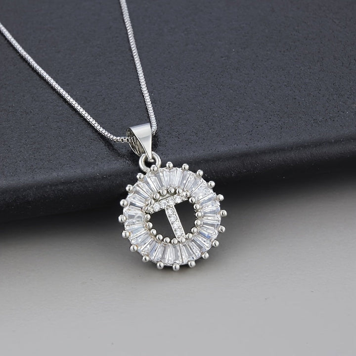 Collier en or blanc avec initiale "Z" et zirconiums