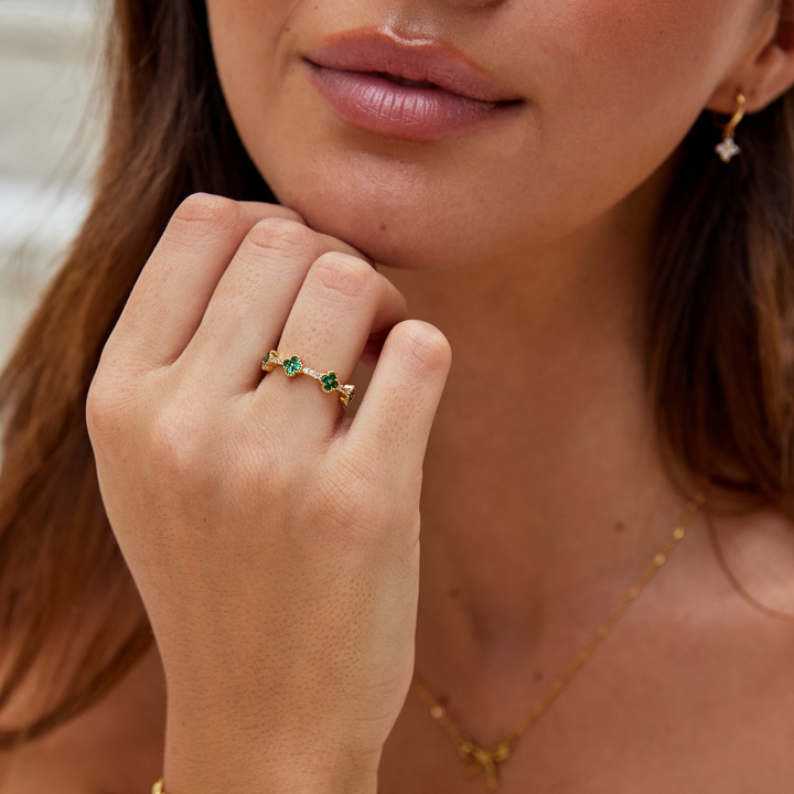 Bague porte-bonheur avec trèfle et cristaux