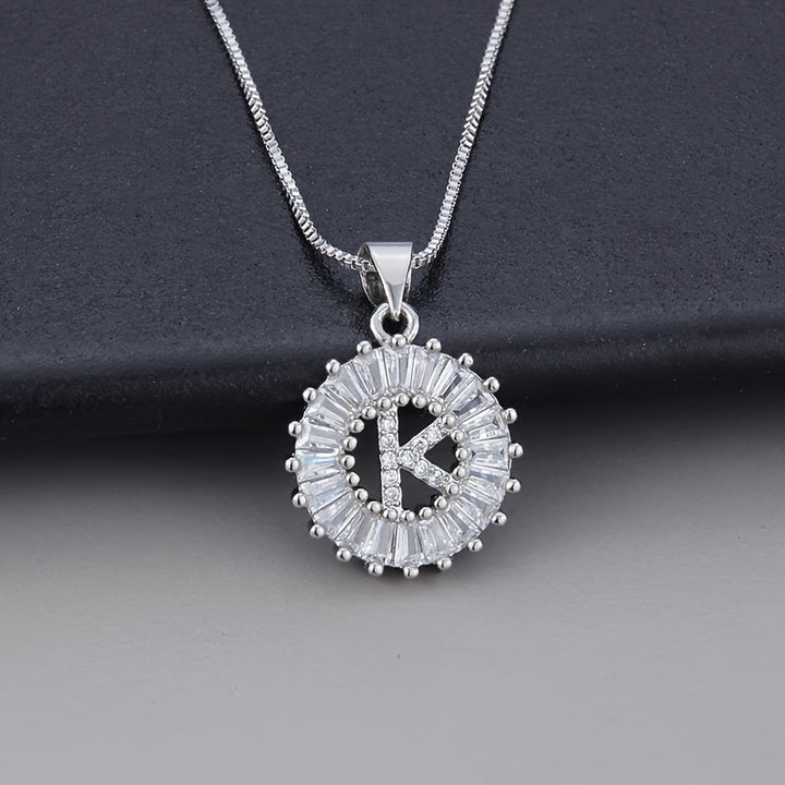 Collier en or blanc avec initiale "Z" et zirconiums