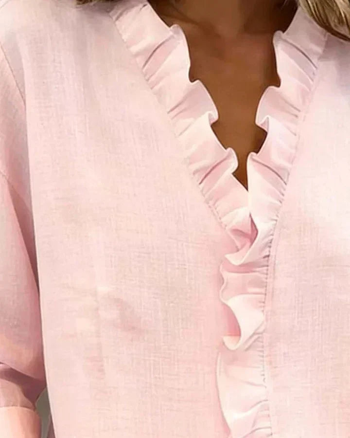 Chiara™ | Blouse à décolleté en V et volants délicats