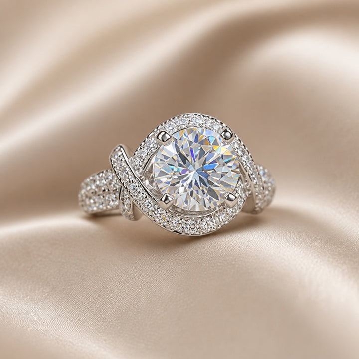 Bague en Or Blanc avec Moissanite et Bandeau Divisé