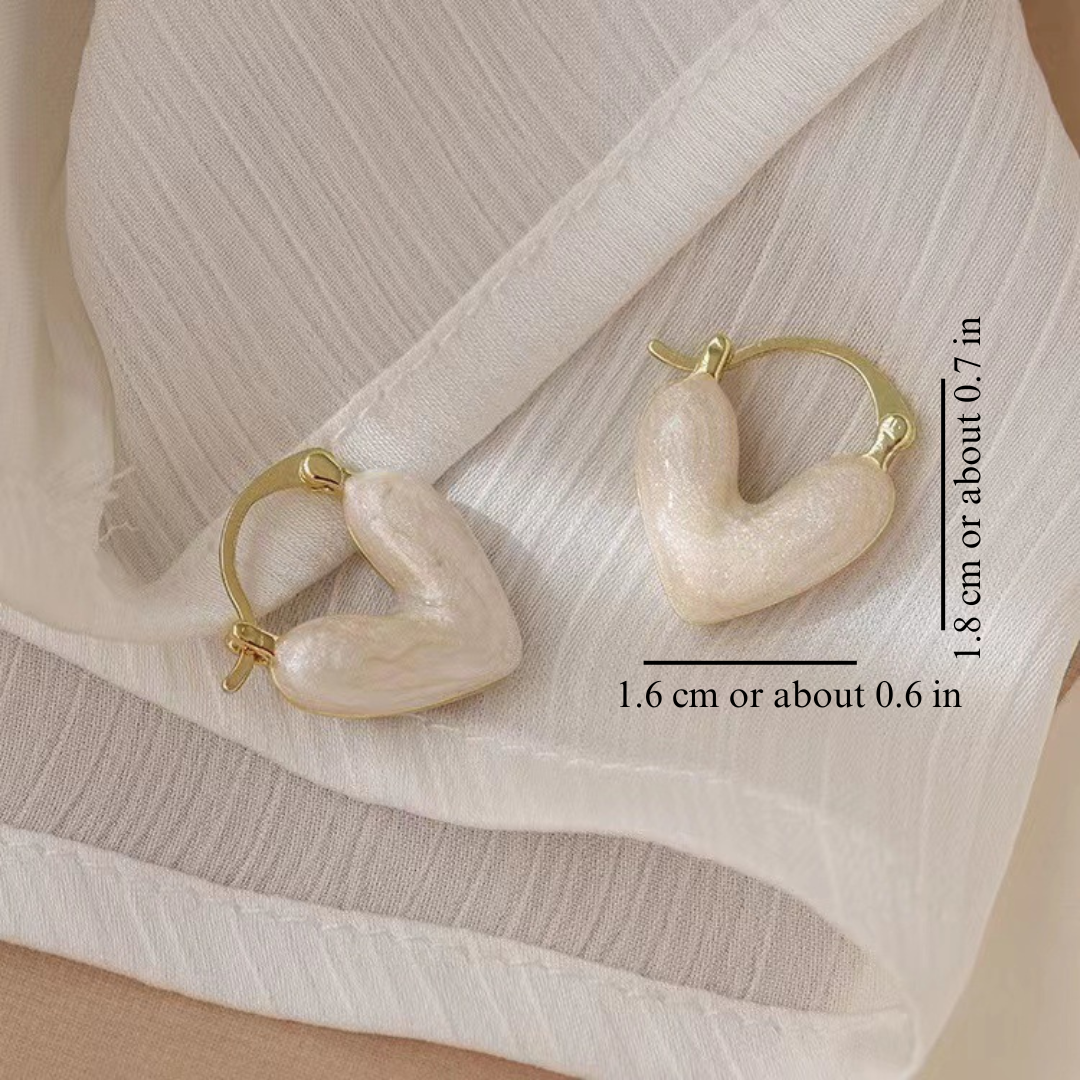 PAIRE DE BOUCLES D'OREILLES EN PERLE BLANCHE EN FORME DE CŒUR