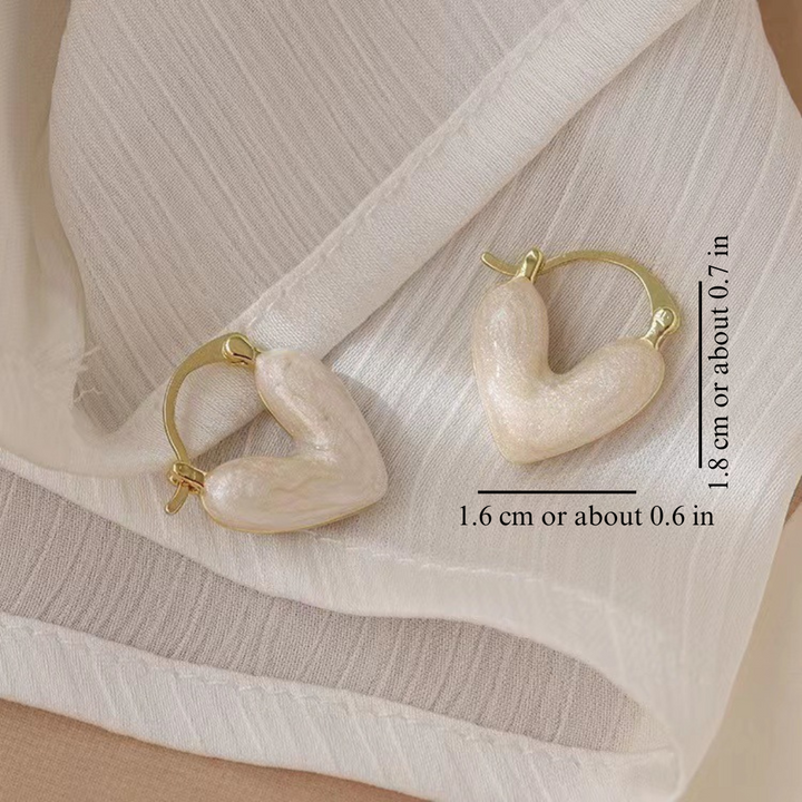 PAIRE DE BOUCLES D'OREILLES EN PERLE BLANCHE EN FORME DE CŒUR