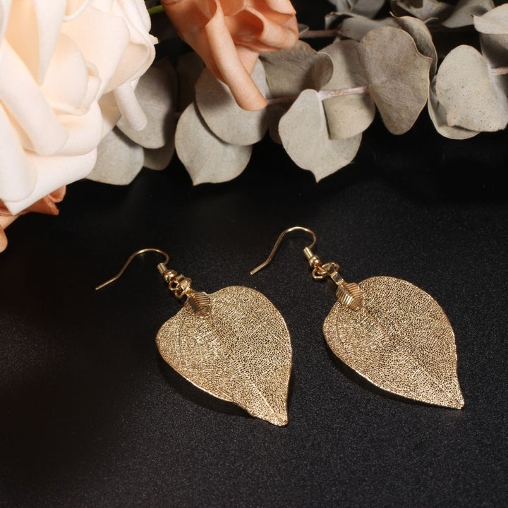 PAIRE DE BOUCLES D'OREILLES EN FEUILLE D'OR