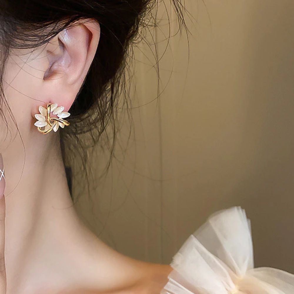 PAIRE DE BOUCLES D'OREILLES OPAL EN FORME DE PÉTAL