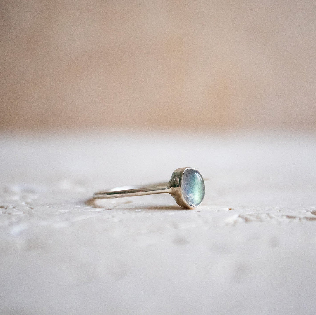 Bague délicate en Labradorite en Argent Sterling 925 / Bague empilable ovale faite à la main