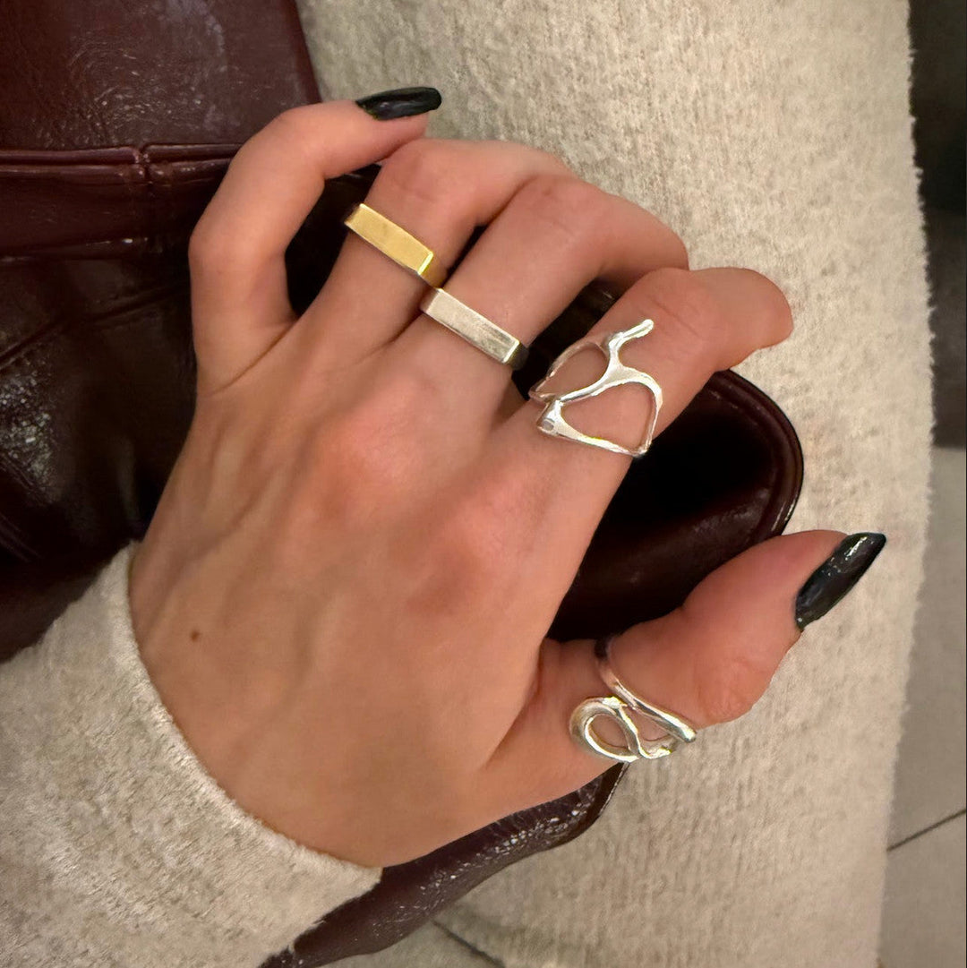 Bague en argent organique avec forme tribale – Fait main