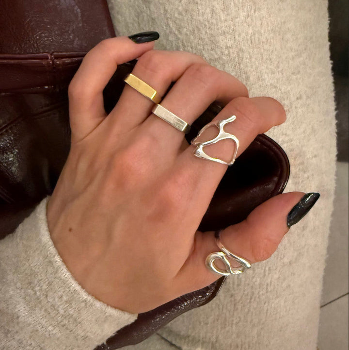 Bague en argent organique avec forme tribale – Fait main