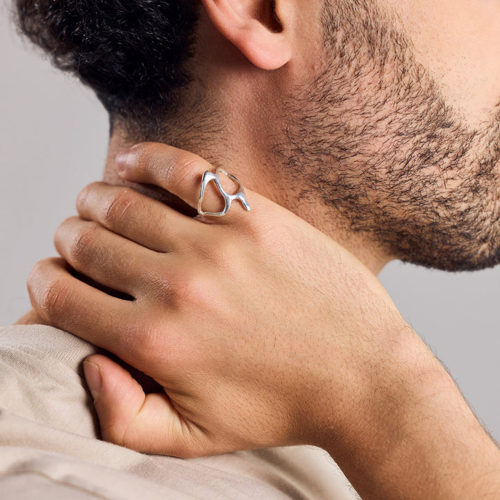 Bague en argent organique avec forme tribale – Fait main