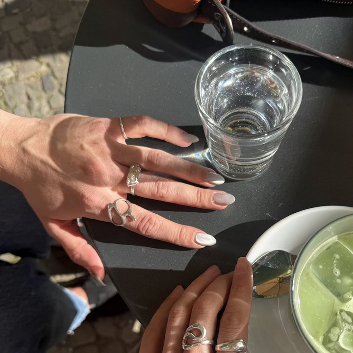 Bague en argent organique avec forme tribale – Fait main