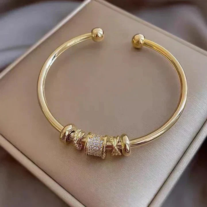 Luna | Bracciale regolabile elegante con charms dorati sofisticati