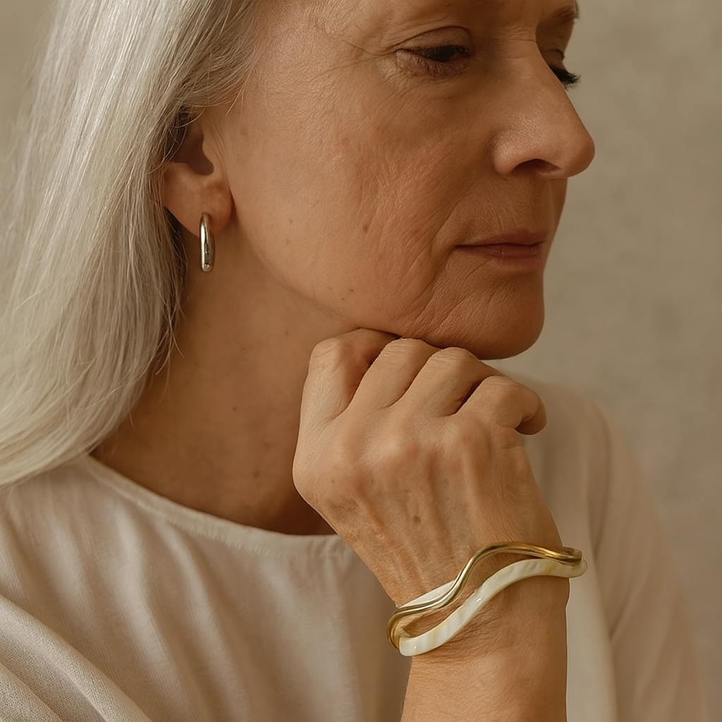 Bracelet en opale blanche élégant en or