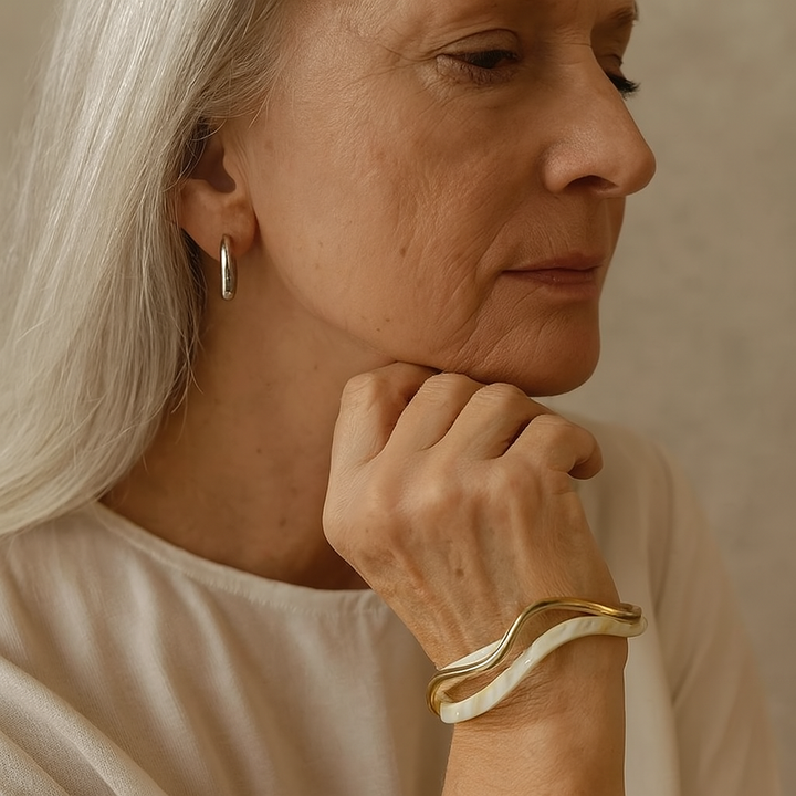 Bracelet en opale blanche élégant en or