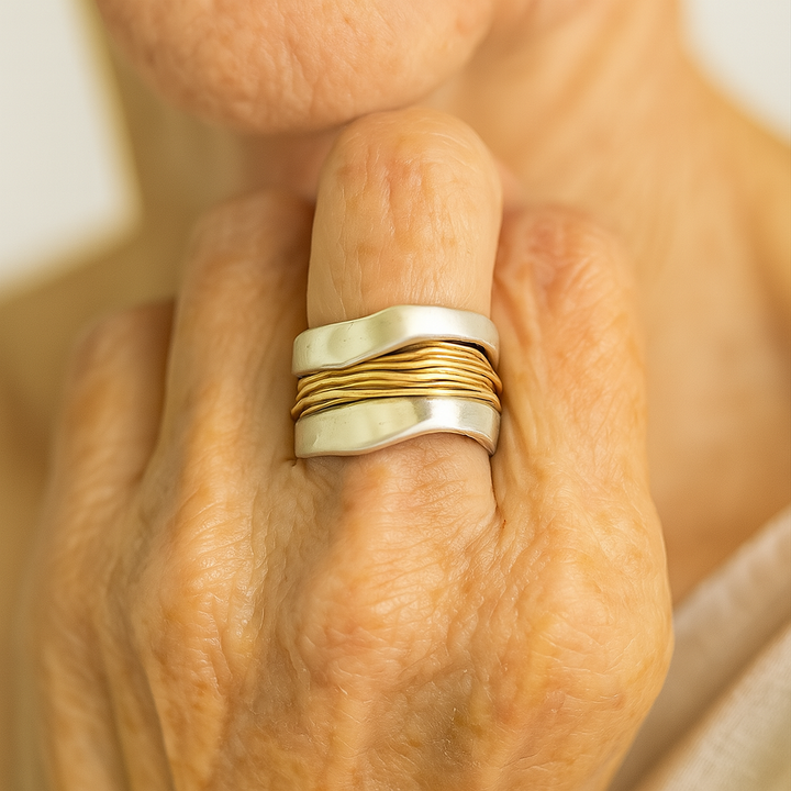 Bague en argent avec fils dorés