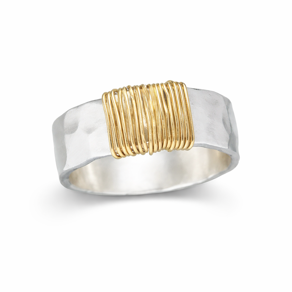 Bague en or vintage avec des fils d'argent